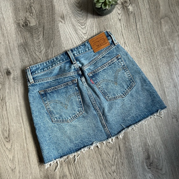 Levi’s Aritzia Premium Icon Denim Skirt 26 Ladies - Picture 6 of 8